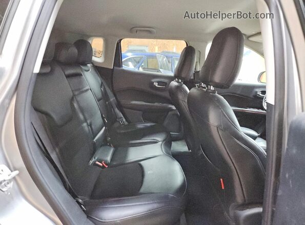 3C4NJDDBXKT627333 2019 JEEP COMPASS Silver Вид задньої частини салону