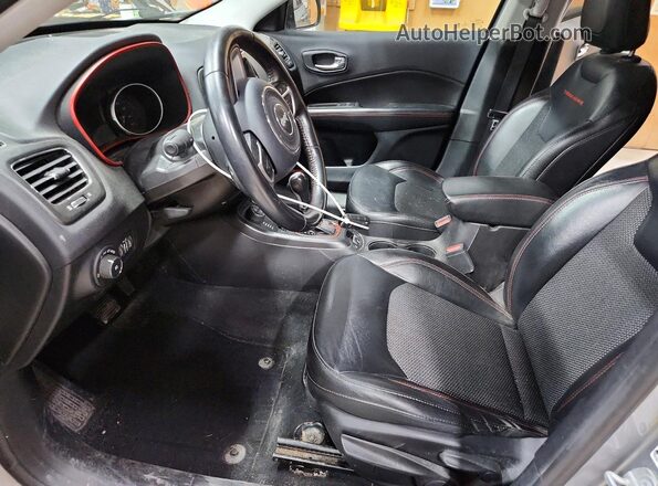 3C4NJDDBXKT627333 2019 JEEP COMPASS Silver Вид салону спереду
