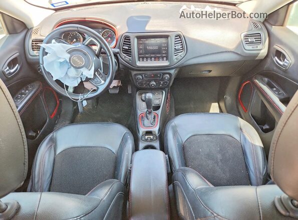 3C4NJDDBXLT106677 2020 JEEP COMPASS Silver Dashboard view