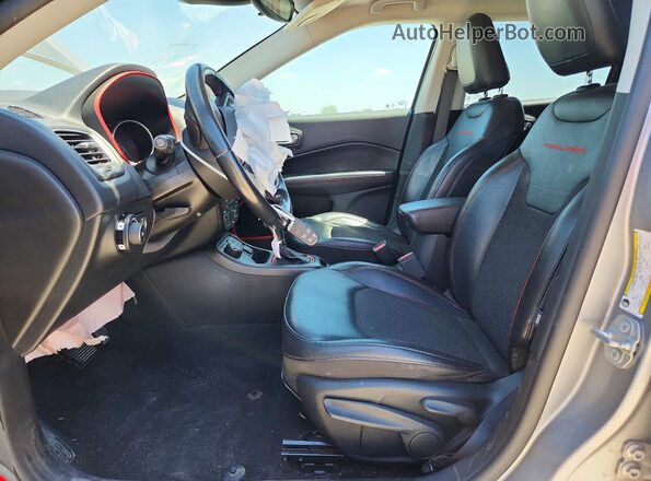 3C4NJDDBXLT106677 2020 JEEP COMPASS Silver Front interior view
