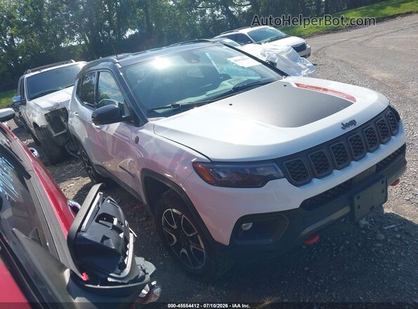 3C4NJDDN1RT144737 2024 JEEP COMPASS White Вид задньої частини салону