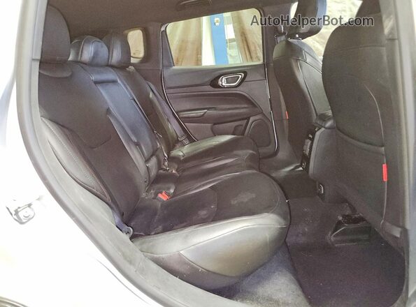 3C4NJDDN3ST590247 2025 JEEP COMPASS Silver Rear interior view