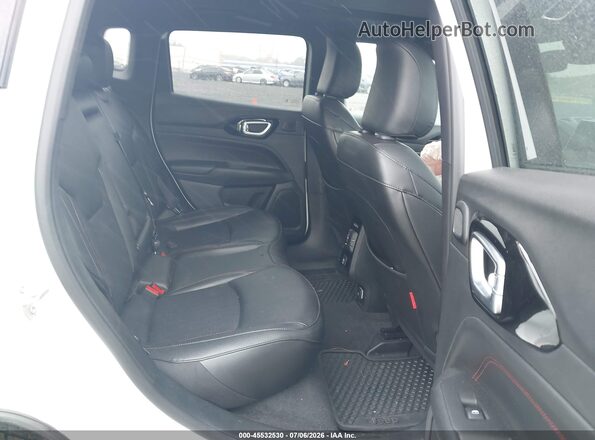 3C4NJDDN6RT578619 2024 JEEP COMPASS White VIN կոդի պիտակի տեսք