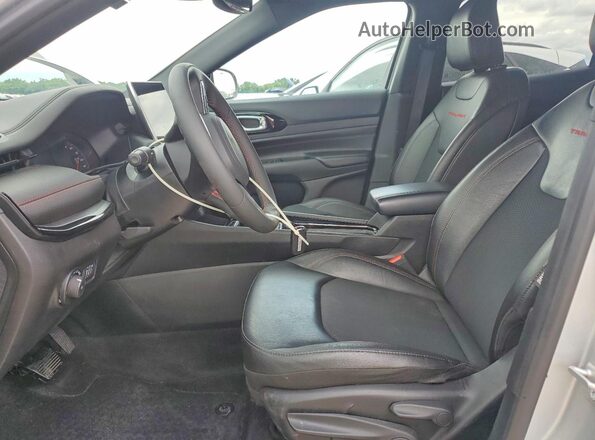 3C4NJDDN7ST523781 2025 JEEP COMPASS Серебряный Вид салона спереди
