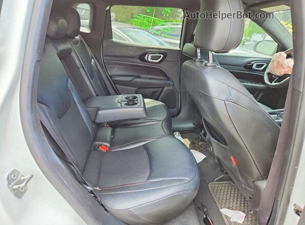 3C4NJDDN9ST525385 2025 JEEP COMPASS White Widok wnętrza z tyłu