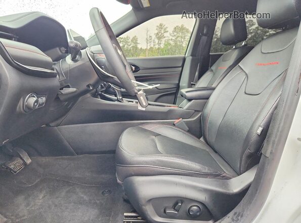 3C4NJDDNXPT568138 2023 JEEP COMPASS White წინა სალონის ხედი