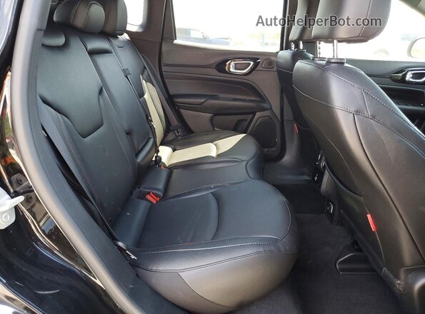 3C4NJDDNXRT171323 2024 JEEP COMPASS Черный Вид задней части салона