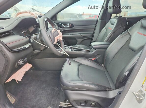 3C4NJDDNXTT178148 2026 JEEP COMPASS White Front interior view