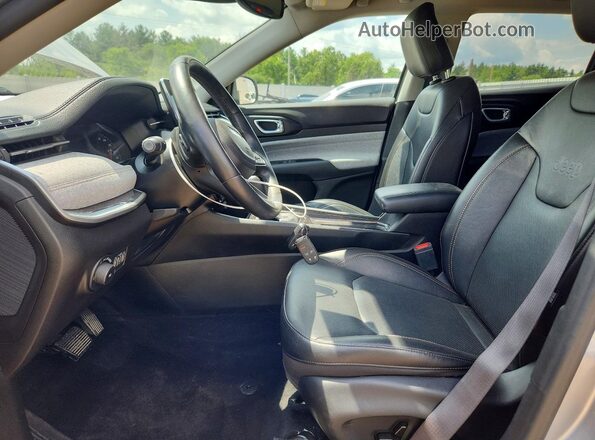 3C4NJDFB2NT112263 2022 JEEP COMPASS Silver Widok wnętrza z przodu