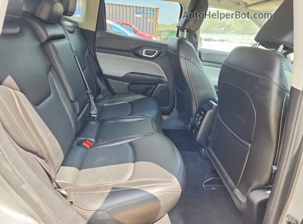 3C4NJDFB2NT112263 2022 JEEP COMPASS Silver Widok wnętrza z tyłu