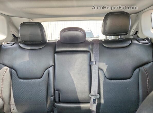 3C4NJDFB2NT112263 2022 JEEP COMPASS Silver Widok tylnych siedzeń