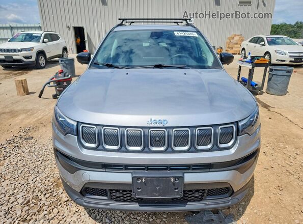 3C4NJDFB2NT112263 2022 JEEP COMPASS Silver Widok z przodu