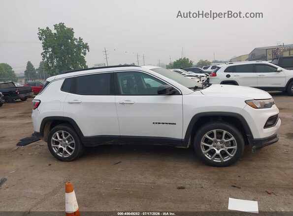 3C4NJDFB2NT128138 2022 JEEP COMPASS White Вид задньої частини салону