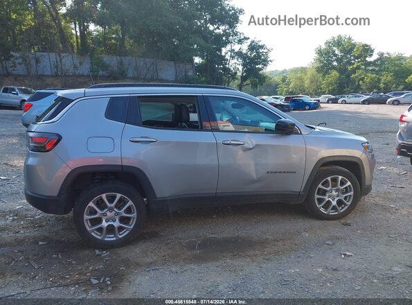 3C4NJDFBXNT206214 2022 JEEP COMPASS Gray Vista interior trasera
