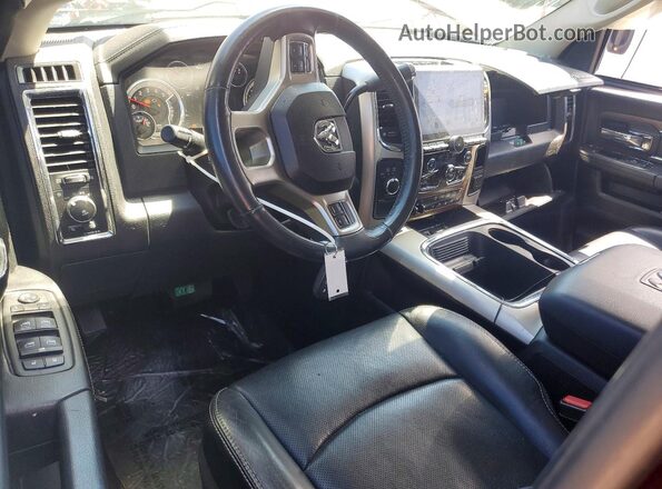 3C63R3EL8GG386557 2016 RAM 3500 Maroon Widok deski rozdzielczej