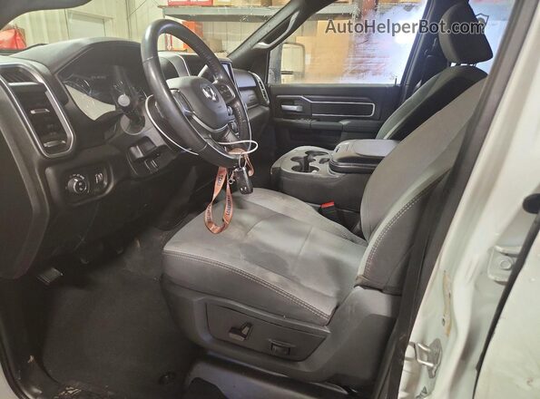 3C63R3HL9RG339228 2024 RAM 3500 White Вид салону спереду