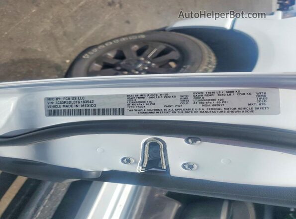 3C63R5DL0TG183542 2026 RAM 2500 White Widok komory silnika
