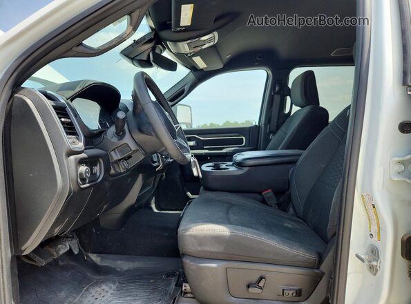 3C63R5DLXSG528364 2025 RAM 2500 White Widok wnętrza z przodu