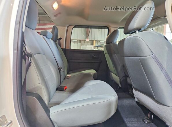 3C63RRGL6HG633656 2017 RAM 3500 White Vista de los asientos traseros