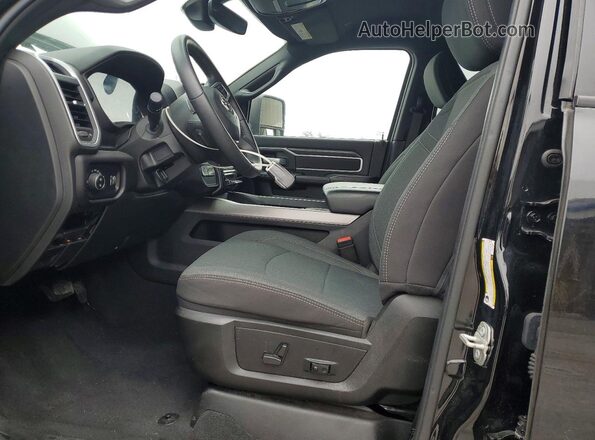 3C63RRHL4RG137982 2024 RAM 3500 Black Вид салону спереду
