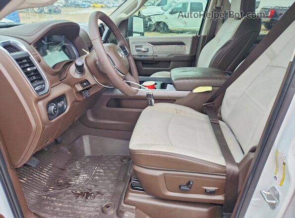 3C63RRML4SG519960 2025 RAM 3500 White Front interior view