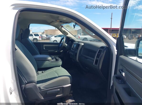3C6JR6DG2JG157781 2018 RAM 1500 White წინა სალონის ხედი