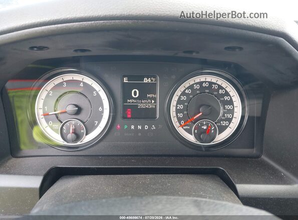 3C6JR6DG2JG323586 2018 RAM 1500 Silver Вид задніх сидінь