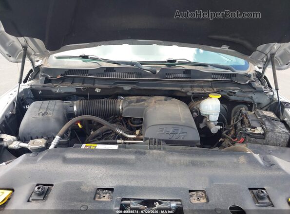 3C6JR6DG2JG323586 2018 RAM 1500 Silver Вид ззаду