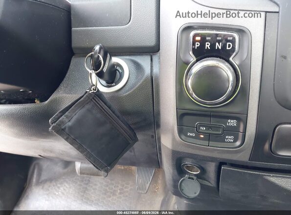 3C6JR7DG4HG687797 2017 RAM 1500 Burgundy Vista del salpicadero