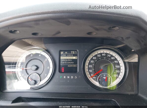 3C6JR7DG4HG687797 2017 RAM 1500 Burgundy Vista de los asientos traseros
