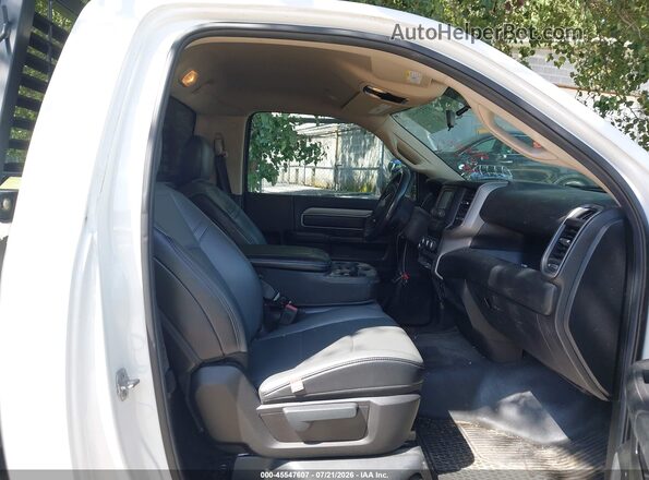 3C6MR4AJ3KG597950 2019 RAM 2500 Белый Вид салона спереди