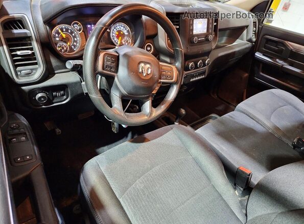 3C6MR5AJ1LG211498 2020 RAM 2500 Красный Вид панели приборов