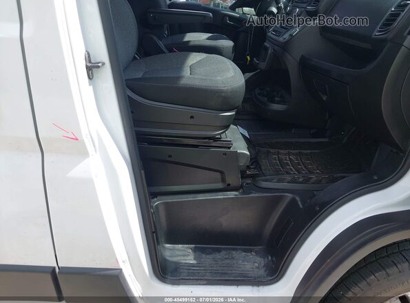 3C6MRVJG3NE124558 2022 RAM PROMASTER 3500 White Front interior view