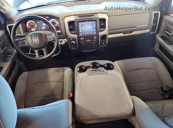 3C6RR7LG6JG228281 2018 RAM 1500 Черный Вид панели приборов