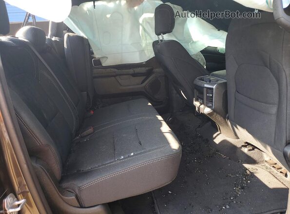 3C6SRFFP4T4170389 2026 RAM 1500 Gray Widok tylnych siedzeń