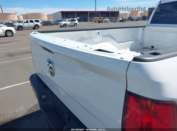 3C6TR4HT8JG322575 2018 RAM 2500 White Widok zestawu wskaźników