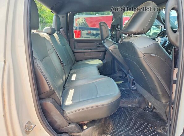 3C6UR4HL6NG154607 2022 RAM 2500 White Vista de los asientos traseros