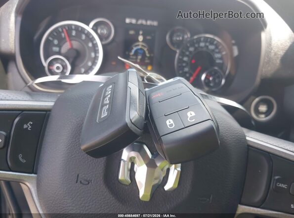 3C6UR5CJ5RG331715 2024 RAM 2500 Black Widok deski rozdzielczej