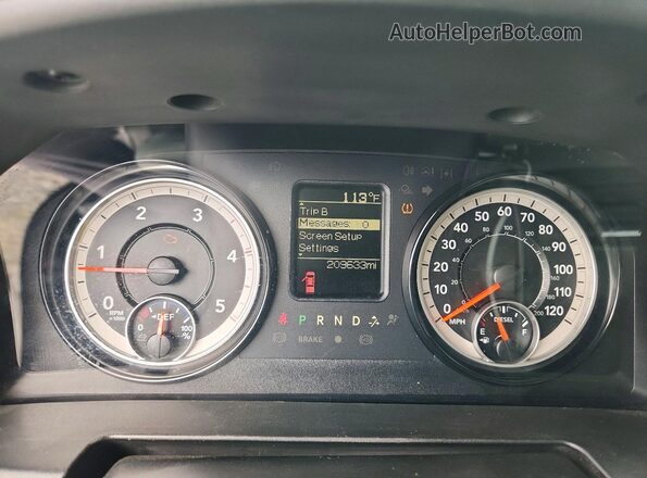 3C6UR5CL0JG302015 2018 RAM 2500 Black ხელსაწყოთა პანელის ხედი