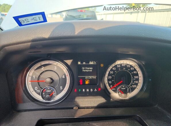 3C6UR5CL2JG290126 2018 RAM 2500 White ხელსაწყოთა პანელის ხედი