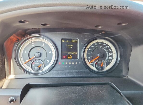 3C6UR5CL5HG680289 2017 RAM 2500 Burgundy Widok zestawu wskaźników