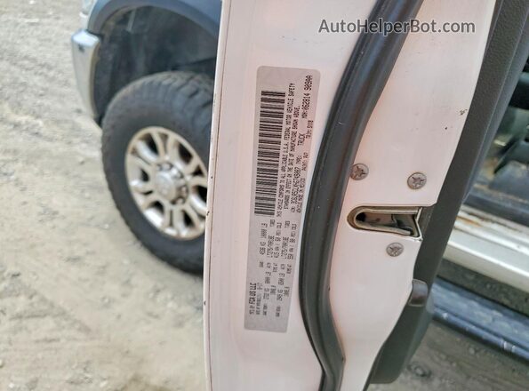 3C6UR5CLXHG749087 2017 RAM 2500 White ძრავის განყოფილების ხედი