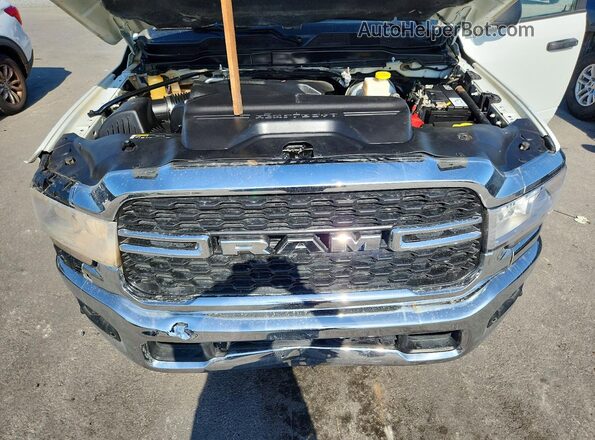 3C6UR5DJ3RG381009 2024 RAM 2500 White უკანა სალონის ხედი
