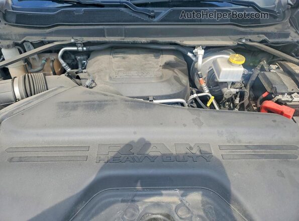 3C6UR5DJ8RG102010 2024 RAM 2500 Черный Вид задней части салона