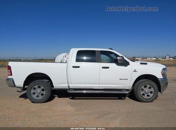 3C6UR5DL1RG340167 2024 RAM 2500 White Vista interior trasera