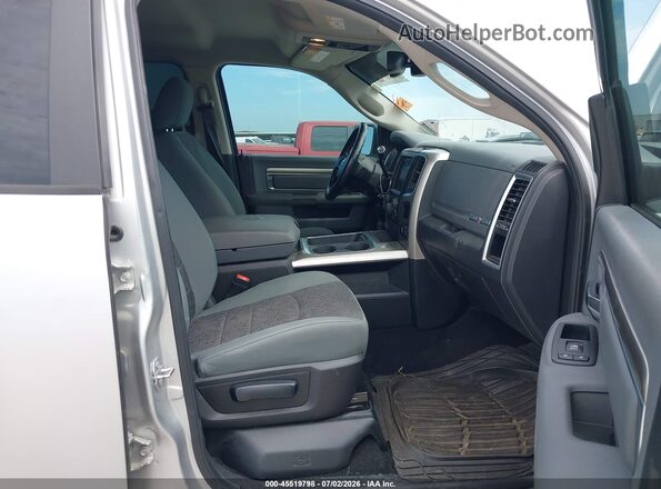 3C6UR5DL2JG102722 2018 RAM 2500 Silver Widok wnętrza z przodu