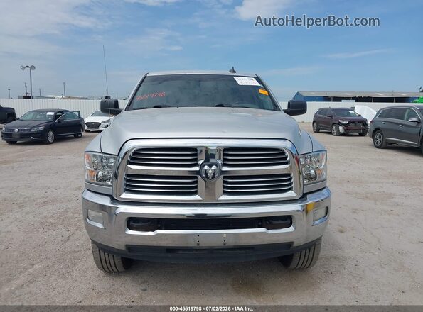 3C6UR5DL2JG102722 2018 RAM 2500 Silver Widok zestawu wskaźników