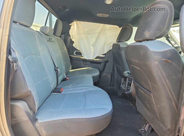 3C6UR5DL2RG179585 2024 RAM 2500 Silver Вид задніх сидінь
