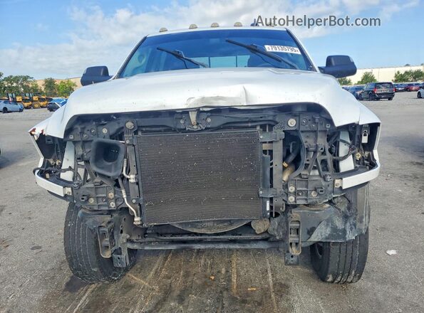 3C6UR5DL8JG147972 2018 RAM 2500 White Front view