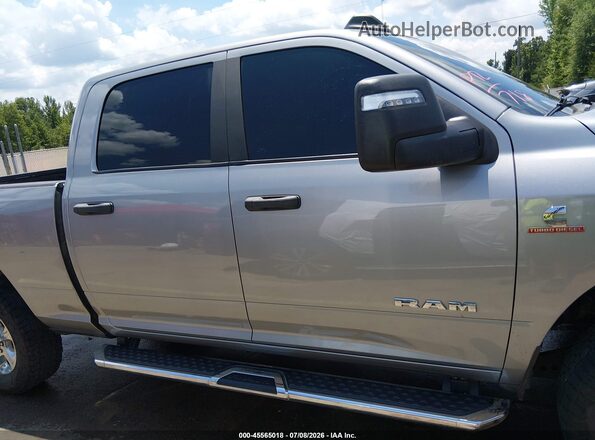3C6UR5DLXRG233215 2024 RAM 2500 Gray Սալոնի հետևի տեսք